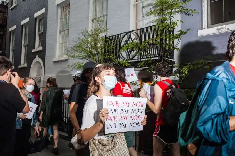 protesta dei dipendenti del new yorker sotto casa di anna wintour 12