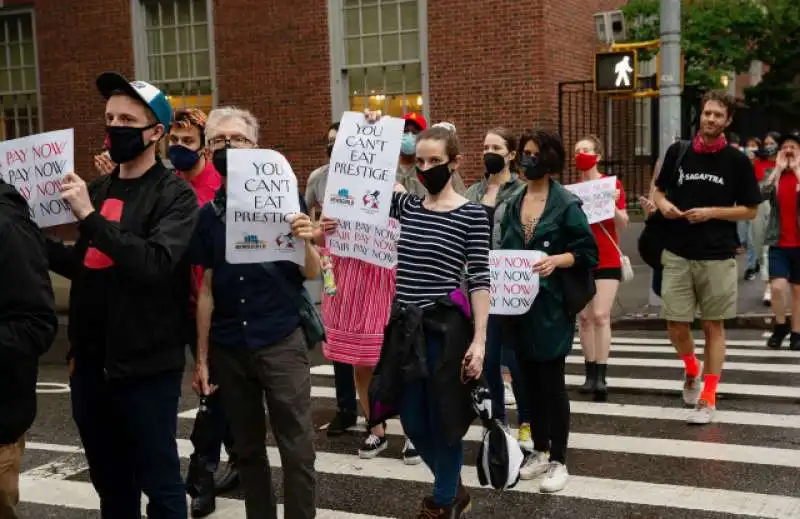 protesta dei dipendenti del new yorker sotto casa di anna wintour 2