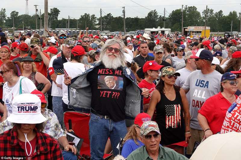 pubblico al comizio di trump in ohio