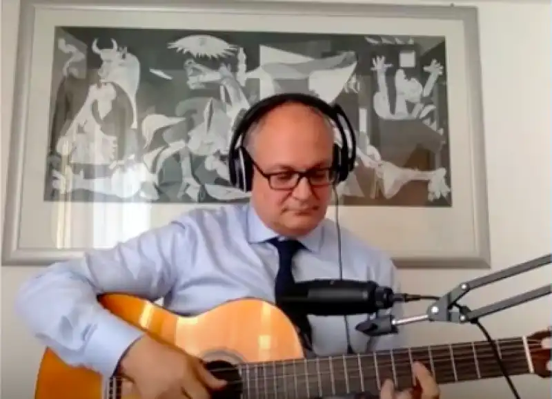 ROBERTO GUALTIERI CON LA CHITARRA