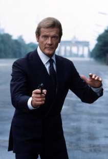 Roger Moore e? James Bond