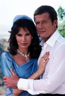 Roger Moore e Maud Adams in Octopussy