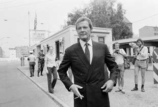 Roger Moore sul set del film a Berlino