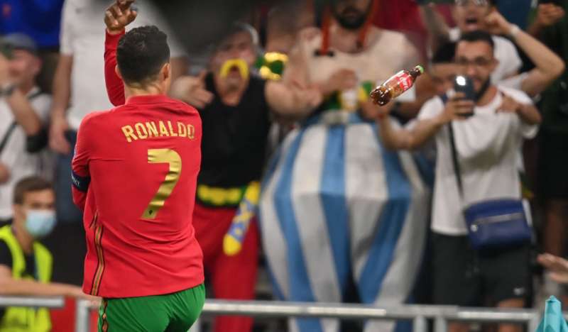 RONALDO ESULTA DI FRONTE A UNA COCA COLA