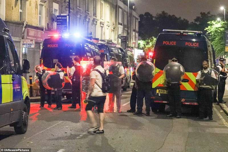 scontri con la polizia a brixton