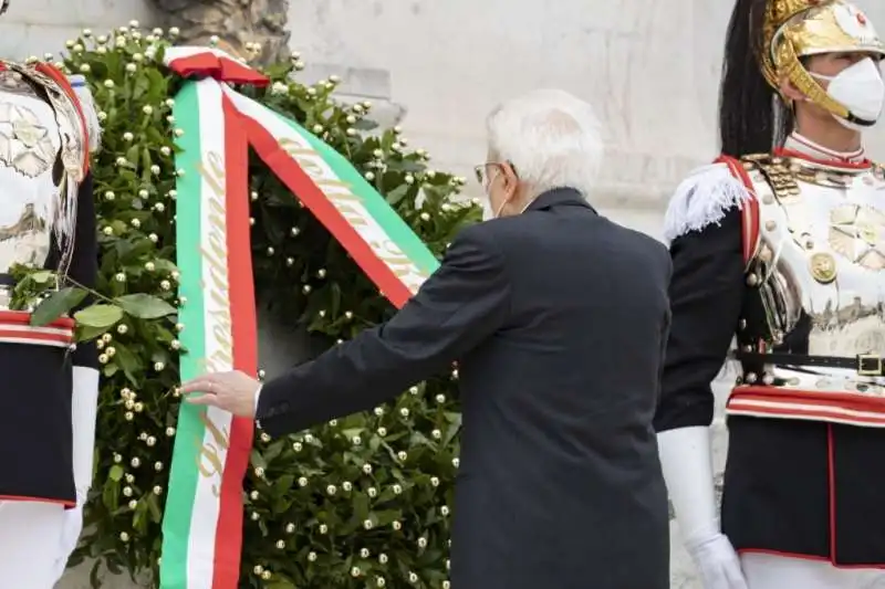 sergio mattarella  all altare della patria 2 giugno 2021       