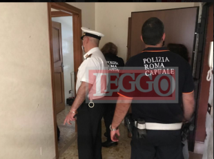 sgombero di un appartamento occupato abusivamente dai casamonica