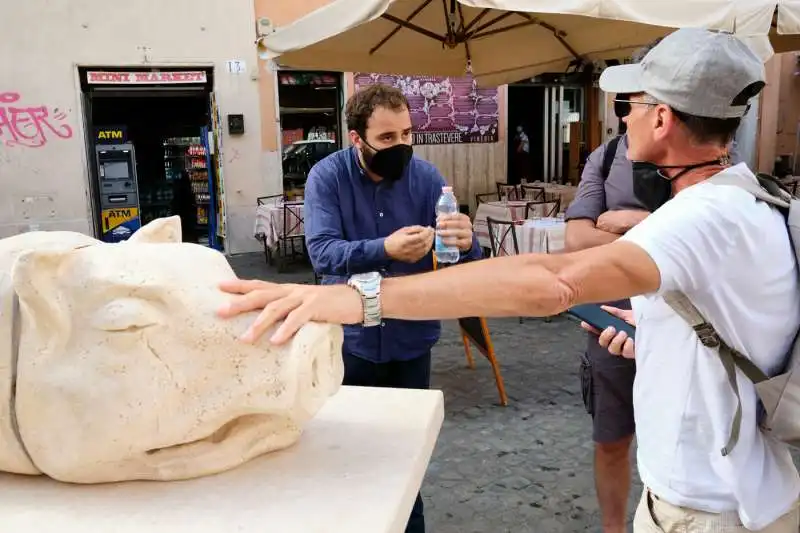 statua della porchetta a trastevere 1