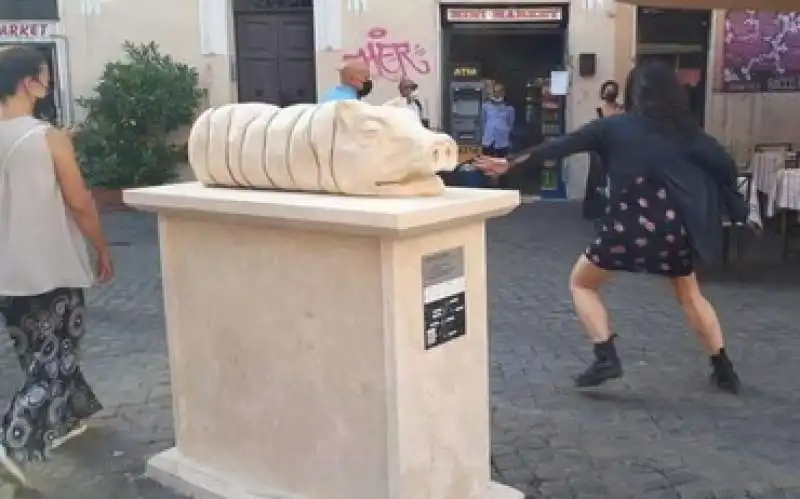 STATUA PORCHETTA TRASTEVERE