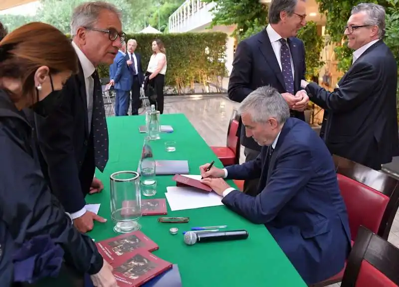 stefano brusadelli firma le copie del libro  foto di bacco 