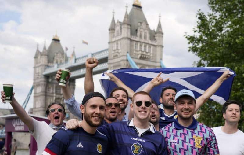 TIFOSI SCOZZESI A LONDRA