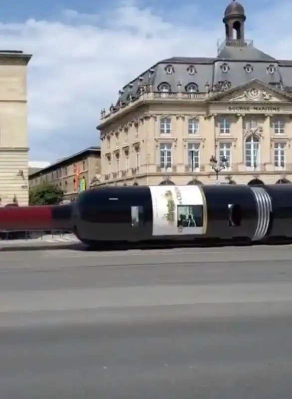 tram trasformato in bottiglia di vino 1