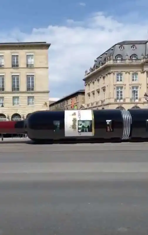 tram trasformato in bottiglia di vino 6