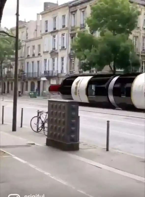 tram trasformato in bottiglia di vino 7