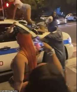 Twerk su auto polizia