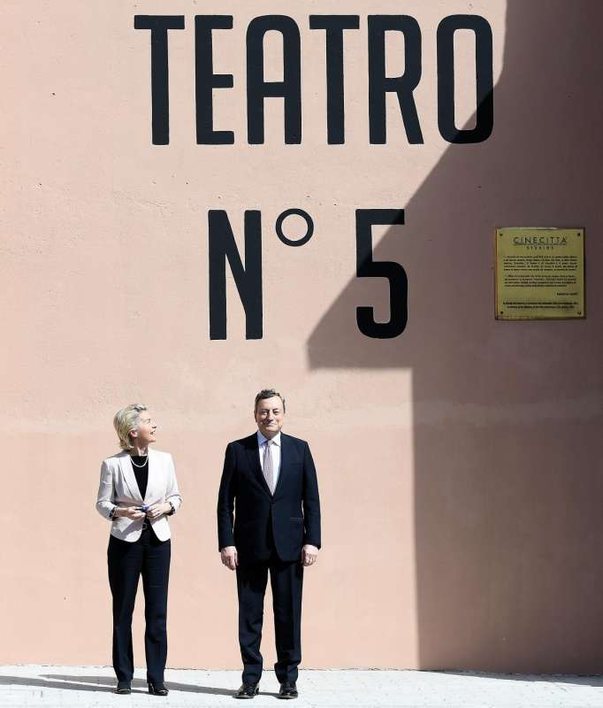 ursula von der leyen mario draghi di fronte al teatro 5 di cinecitta 1