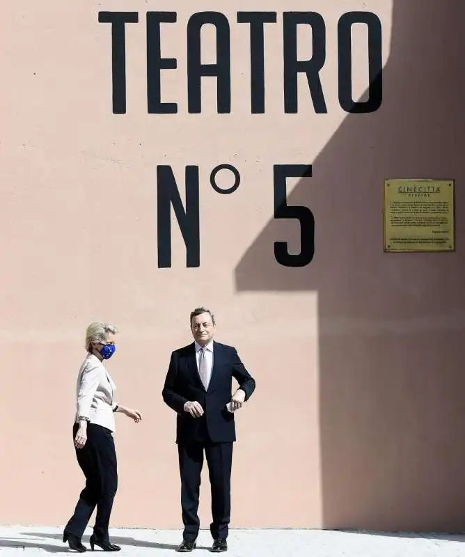 ursula von der leyen mario draghi di fronte al teatro 5 di cinecitta