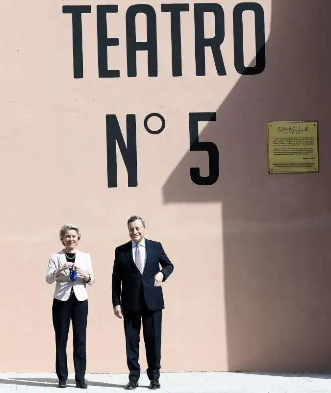 ursula von der leyen mario draghi di fronte al teatro 5 di cinecitta 5