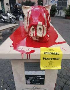 vandalizzata la statua della porchetta a trastevere 2