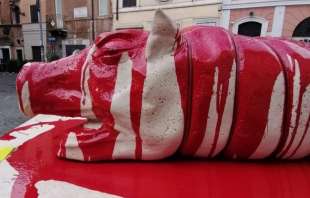 vandalizzata la statua della porchetta a trastevere 3