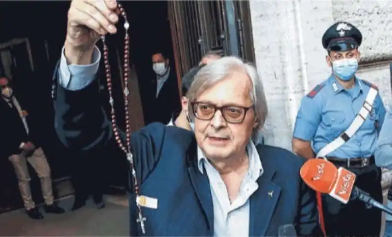 VITTORIO SGARBI CON IL ROSARIO REGALATO DA SALVINI