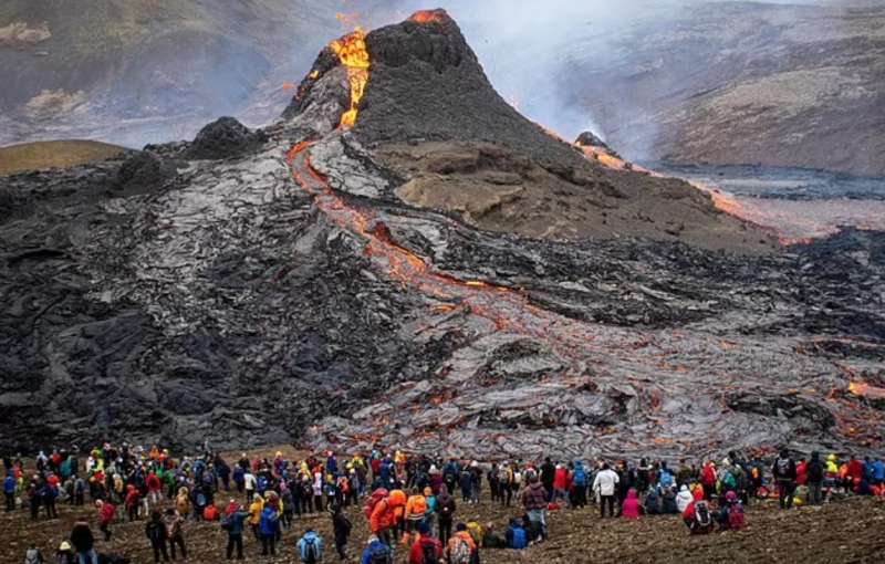 vulcano fagradalsjfall in islanda