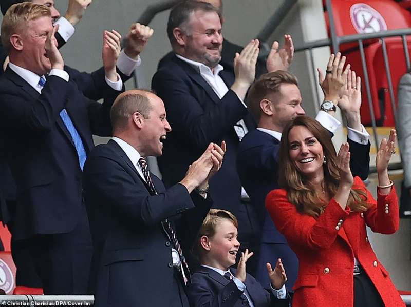 William, George e Kate a Wembley 12