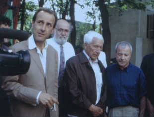 XLV Biennale di Venezia 1993: (da sinistra) l’artista Enzo Cucchi, il gallerista Emilio Mazzoli, il filosofo e scrittore tedesco Ernst Junger (Leone d’Oro per la cultura) e Achille Bonito Oliva