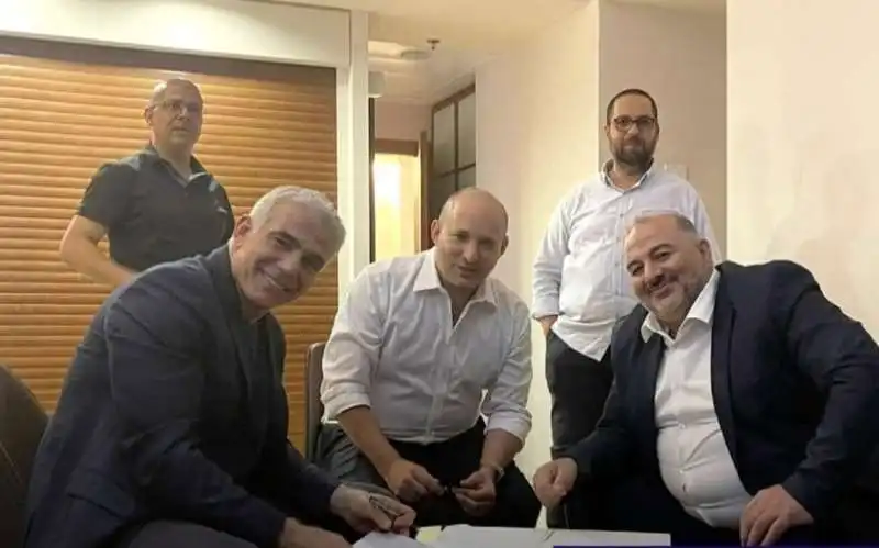 yair lapid, naftali bennett e mansour abbas 