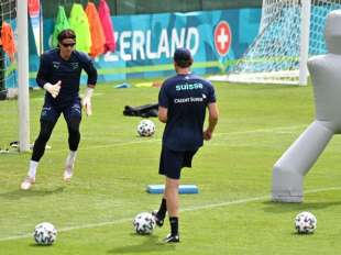 yann sommer occhiali in allenamento