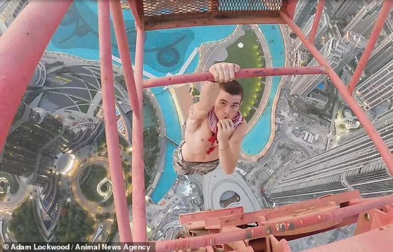 Adam Lockwood si appende a una gru a Dubai