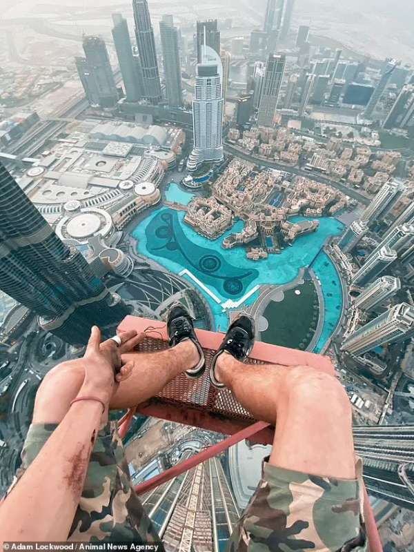 Adam Lockwood si appende a una gru a Dubai 3