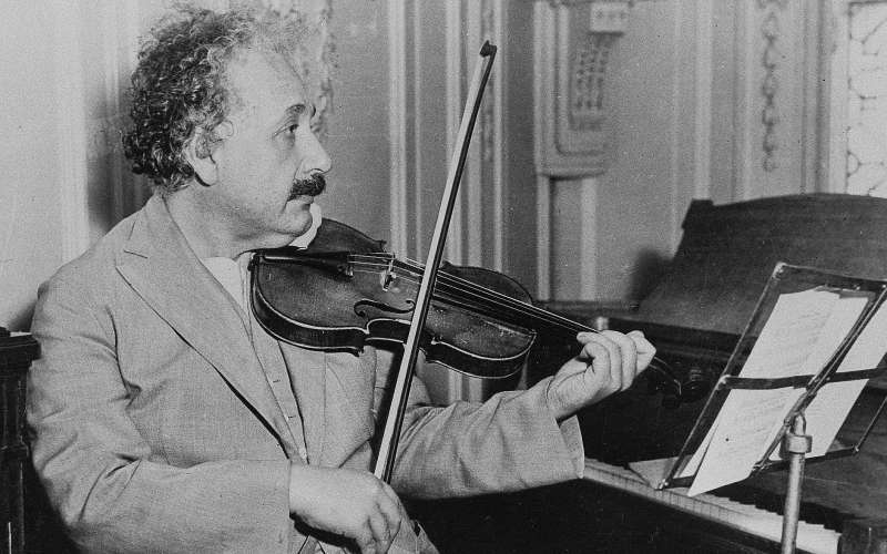 albert einstein suona il violino 2