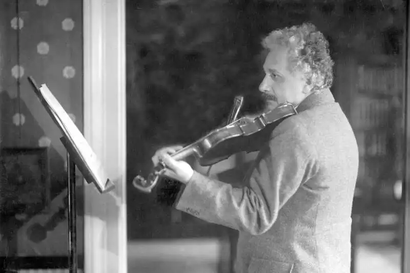 albert einstein suona il violino 3