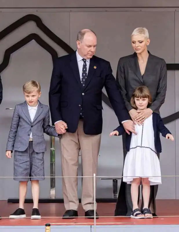 Alberto e Charlene con i figli gemelli