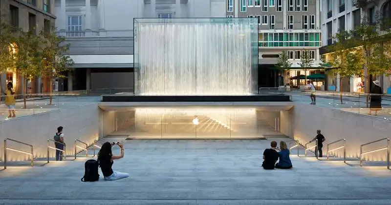 apple store in piazza liberty a milano 3