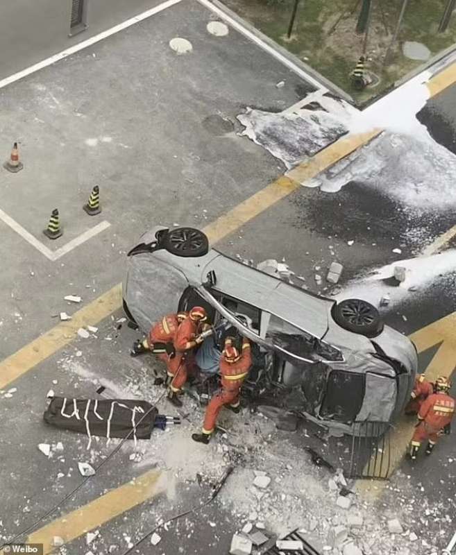 Auto elettrica giu da un grattacielo 2