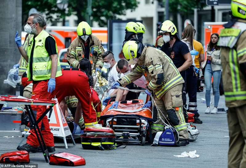 auto sulla folla a berlino 13