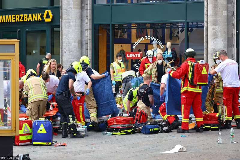 auto sulla folla a berlino