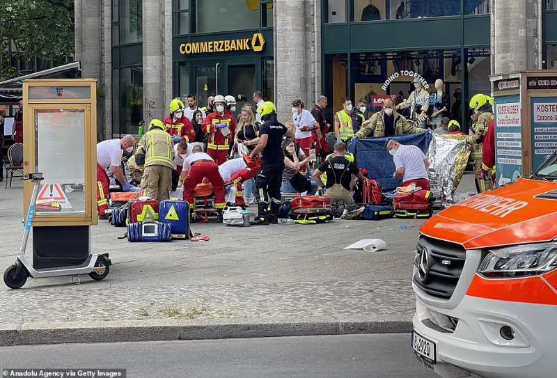 auto sulla folla a berlino 2