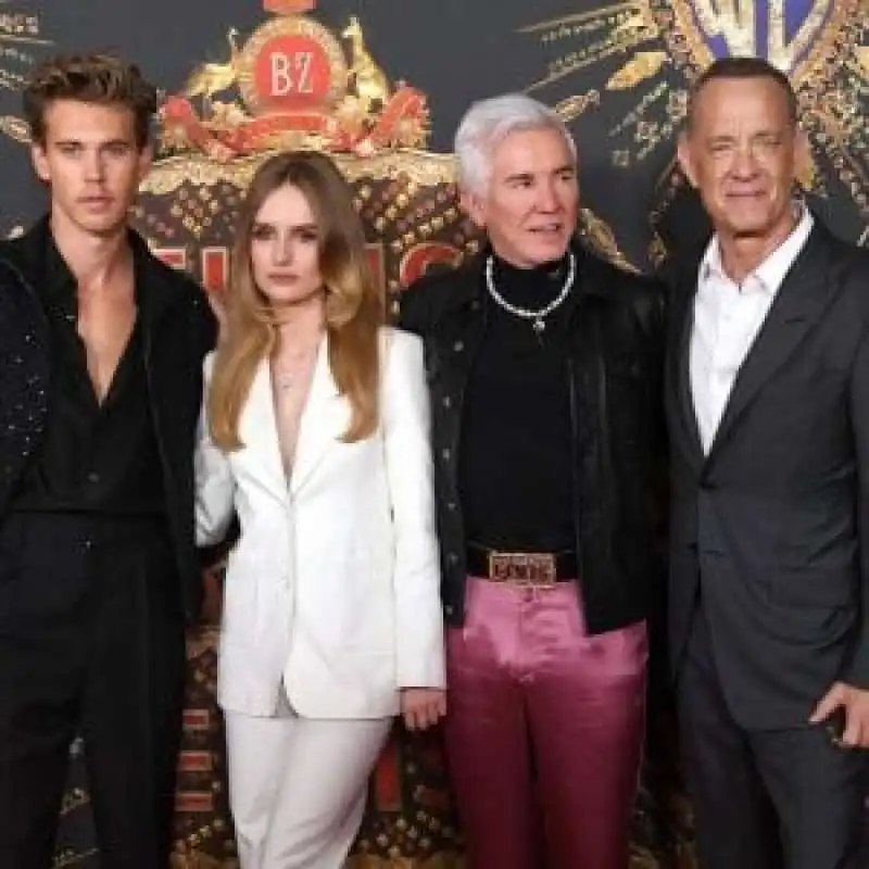 baz luhrmann con il cast di elvis 