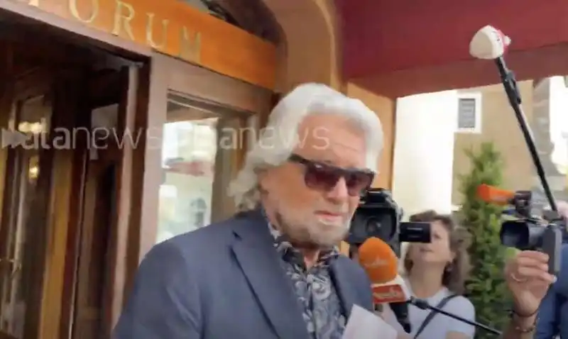 beppe grillo esce dall hotel forum di roma   2