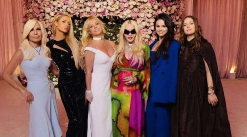 BRITNEY SPEARS MADONNA DONATELLA VERSACE PARIS HILTON SELENA GOMEZ E DREW BARRYMORE