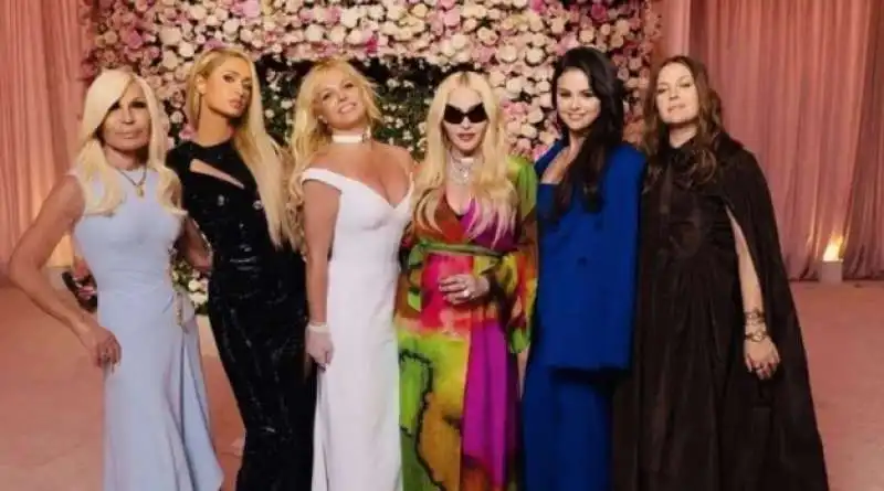 BRITNEY SPEARS MADONNA DONATELLA VERSACE PARIS HILTON SELENA GOMEZ E DREW BARRYMORE