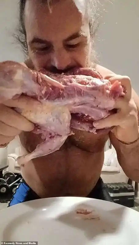 Boban Simic mangia carne cruda 6