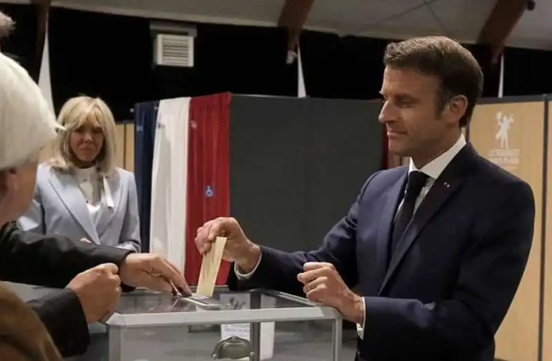 brigitte emmanuel macron   ballottaggio elezioni legislative  