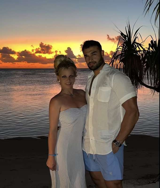 britney spears e sam asghari a marzo 2020 in polinesia