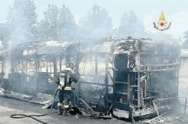 bus atac a fuoco in via laurentina   1