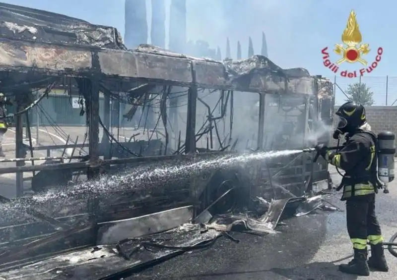 BUS ATAC A FUOCO IN VIA LAURENTINA