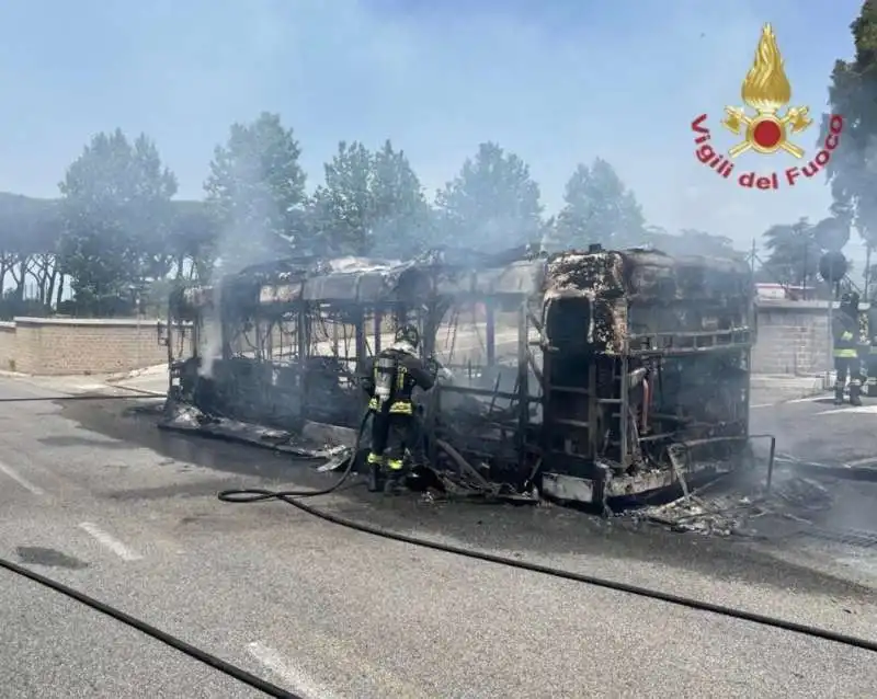 BUS ATAC A FUOCO IN VIA LAURENTINA